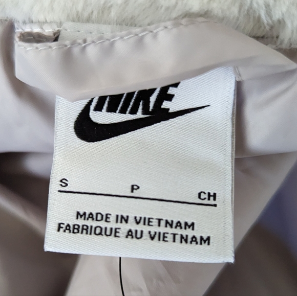 Nike Sportswear Plush Women's Printed Faux Fur Jacket - Picture 8 of 10